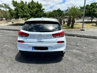 Usado Hyundai i30 120 CV (88 kW) 2018 Blanco Berlina