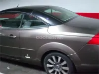Usado Ford Focus Cabriolet Trend 136 CV (100 kW) 2009 Beige Descapotable