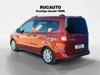 Usado Ford Tourneo Courier Titanium 100 CV (73 kW) 2018 Granate Monovolumen