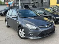 Usado Hyundai i30 Comfort 109 HP (80 kW) 2011 Cinzento Sedan