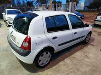 Usado Renault Clio II Dynamique 75 CV (55 kW) 2004 Blanco Berlina