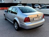 Usado VW Bora Trendline 110 CV (80 kW) 2001 Gris / plata Berlina