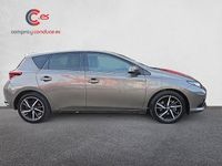Usado Toyota Auris Hybrid Active 136 CV (100 kW) 2019 Gris / plata Berlina