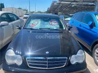 Usado Mercedes C220 Classic 143 CV (105 kW) 2002 Negro Berlina
