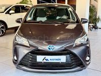 Usado Toyota Yaris Hybrid Advance 100 CV (73 kW) 2018 Gris / plata Berlina