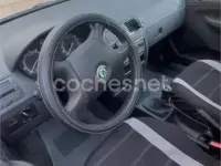 Usado Skoda Fabia 64 CV (47 kW) 2005 Azul Berlina