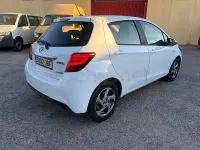 Usado Toyota Yaris Hybrid Active 100 CV (73 kW) 2015 Blanco Berlina
