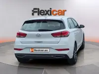 Usado Hyundai i30 110 CV (80 kW) 2021 Blanco Berlina