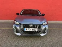 Usado Peugeot 208 Allure 110 CV (80 kW) 2025 Gris Utilitario