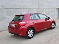 Usado Toyota Auris 90 CV (66 kW) 2010 Rojo Utilitario