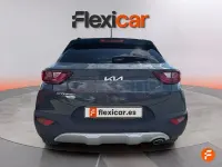 Usado Kia Stonic 100 CV (73 kW) 2021 Gris / plata SUV