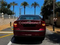 Usado Ford Focus Trend 100 CV (73 kW) 2005 Rojo Berlina