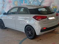 Usado Hyundai i20 75 CV (55 kW) 2018 Gris / plata Berlina
