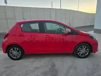 Usado Toyota Yaris Live 69 CV (50 kW) 2015 Rojo Utilitario