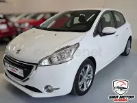 Usado Peugeot 208 Allure 82 CV (60 kW) 2015 Blanco Utilitario