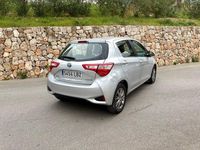 Usado Toyota Yaris Hybrid Active 100 CV (73 kW) 2019 Gris / plata Berlina