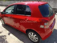 Usado Toyota Yaris Connect Style 101 CV (74 kW) 2011 Rojo Utilitario