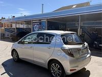 Usado Toyota Yaris Hybrid Active 100 CV (73 kW) 2012 Gris / plata Berlina