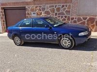 Usado Audi A4 110 CV (80 kW) 1999 Azul Berlina
