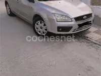 Usado Ford Focus Trend 109 CV (80 kW) 2005 Gris / plata Berlina