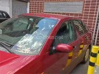 Usado Ford Focus Ghia 100 CV (73 kW) 2001 Rojo Berlina