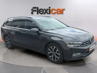 Usado VW Passat 122 CV (89 kW) 2022 Gris Familiar