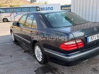 Usado Mercedes E200 Elegance 163 CV (119 kW) 2011 Azul Berlina