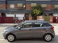 Usado Hyundai i20 84 CV (61 kW) 2018 Gris / plata Berlina