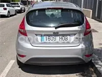 Usado Ford Fiesta Trend 82 CV (60 kW) 2011 Gris / plata Berlina