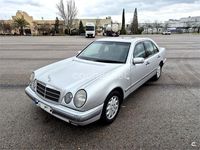 Usado Mercedes E230 Elegance 150 CV (110 kW) 1995 Gris / plata Berlina