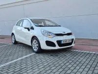 Usado Kia Rio 85 CV (62 kW) 2014 Blanco Berlina