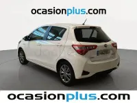 Usado Toyota Yaris Hybrid Active 100 CV (73 kW) 2019 Blanco Berlina