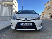 Usado Toyota Yaris Hybrid Active 100 CV (73 kW) 2013 Blanco Berlina