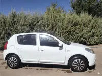 Usado Dacia Sandero Lauréate 75 CV (55 kW) 2012 Blanco Berlina