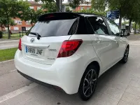 Usado Toyota Yaris Hybrid 100 CV (73 kW) 2016 Blanco Berlina