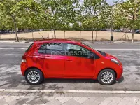 Usado Toyota Yaris 101 CV (74 kW) 2009 Rojo Utilitario