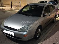 Usado Ford Focus Trend 90 CV (66 kW) 2000 Gris / plata Berlina