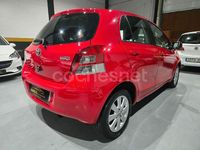 Usado Toyota Yaris Connect Style 101 CV (74 kW) 2011 Rojo Berlina