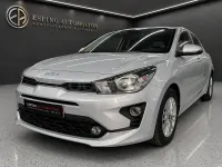 Usado Kia Rio 100 CV (73 kW) 2023 Gris / plata Berlina