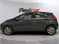 Usado Ford Fiesta Trend 75 CV (55 kW) 2017 Gris Utilitario