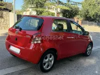 Usado Toyota Yaris 87 CV (63 kW) 2006 Rojo Berlina