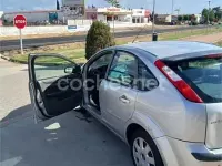 Usado Ford Focus Trend 115 CV (84 kW) 2007 Gris / plata Berlina