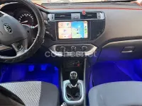 Usado Kia Rio 109 CV (80 kW) 2016 Rojo Utilitario