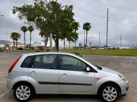 Usado Ford Fiesta Ghia 90 CV (66 kW) 2008 Gris / plata Utilitario