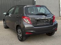 Usado Toyota Yaris Live 90 CV (66 kW) 2012 Gris / plata Berlina