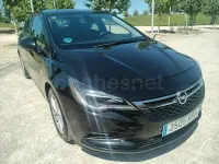 Usado Opel Astra Selective 110 CV (80 kW) 2018 Negro Berlina