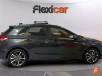 Usado Hyundai i30 120 CV (88 kW) 2023 Gris Berlina