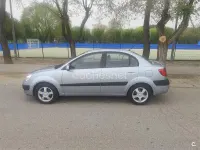 Usado Kia Rio 110 CV (80 kW) 2007 Azul Berlina