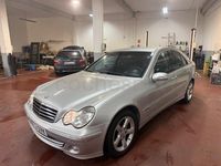 Usado Mercedes C220 Avantgarde 150 CV (110 kW) 2006 Gris / plata Berlina