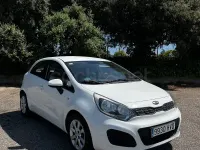 Usado Kia Rio 85 CV (62 kW) 2014 Blanco Berlina